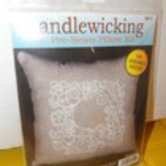 Design Works "Romance" Candlewicking Kit 14 Pre-Sewn Pillow Kit With Zipper NIP - Picture 2 of 4